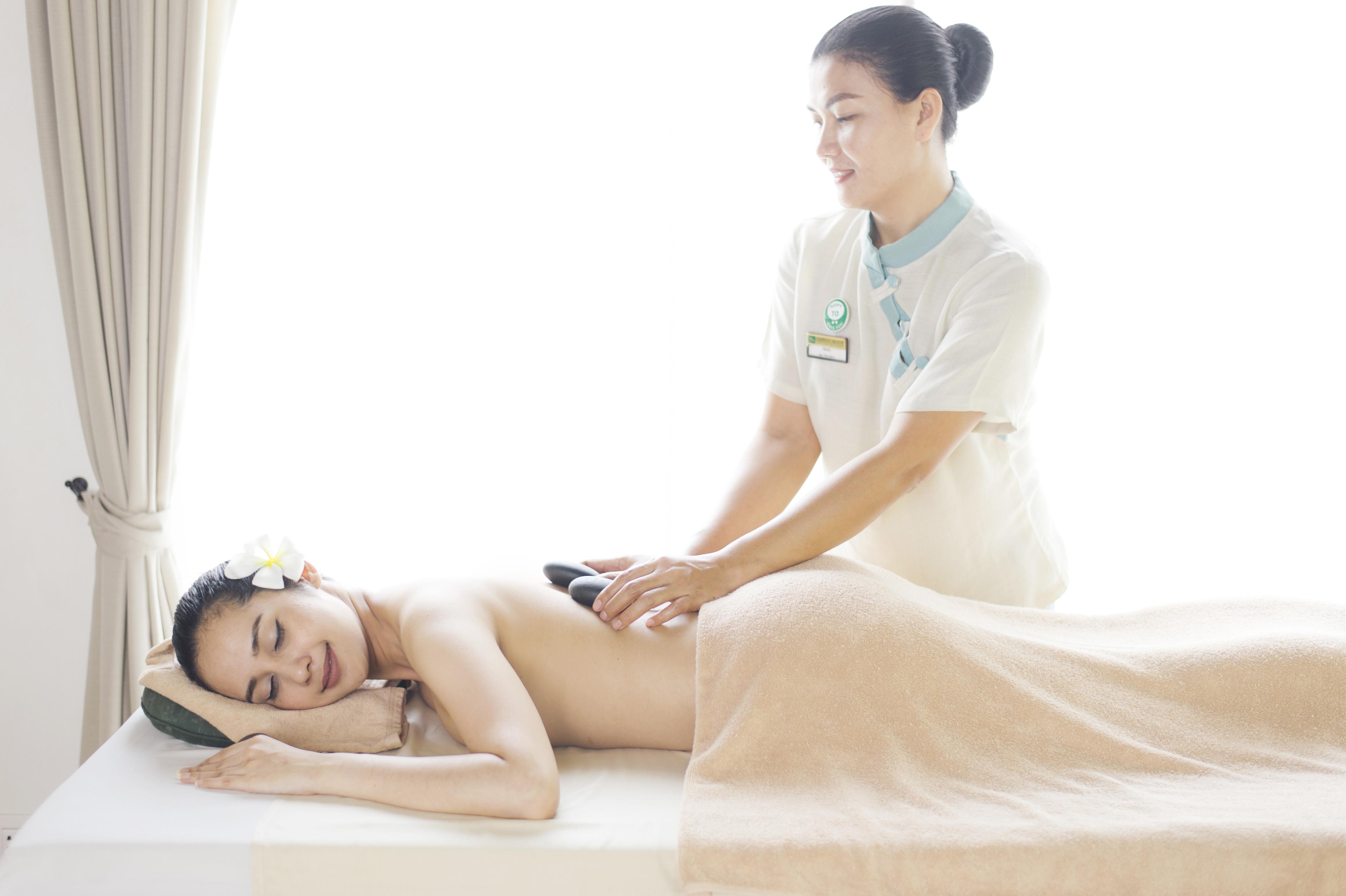 Chaweng Regent Beach Resort Extérieur photo A woman receiving a massage