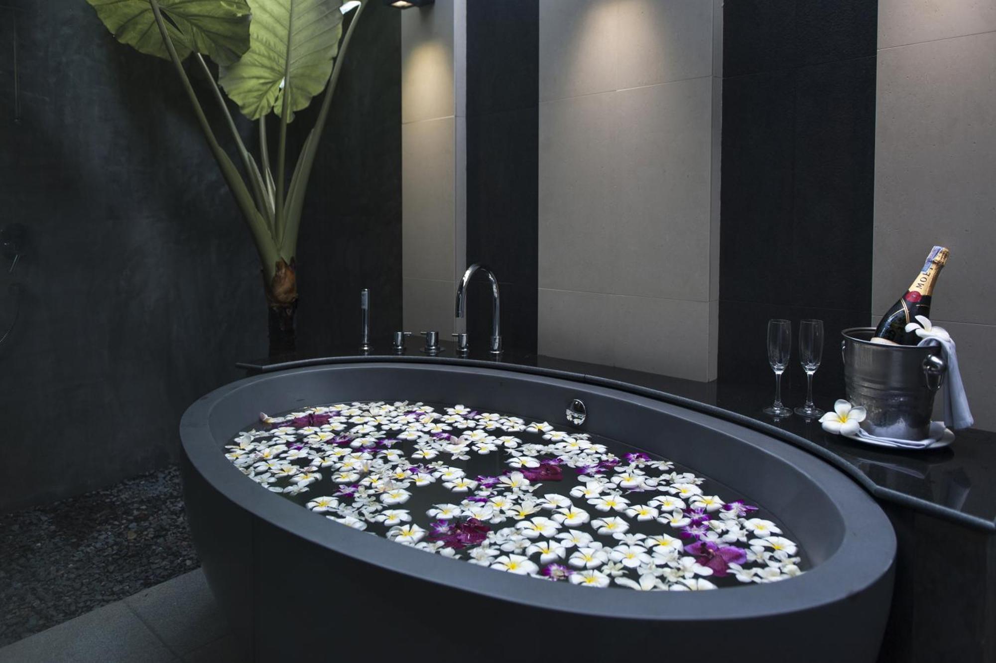Chaweng Regent Beach Resort Extérieur photo A freestanding bathtub